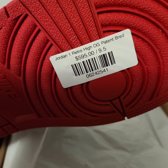 Jordan Patent Bread OG High Cuts. On Sale for only 300 bucks. - Picture 5 of 5